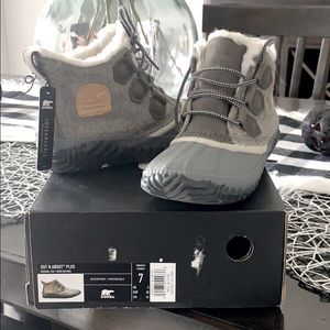 NEW SOREL Out N About boots Size 7